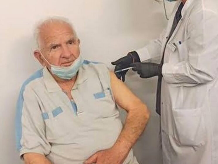 Εμβολιάστηκε ο τελευταίος επιζών Δωδεκανήσιος Ιερολοχίτης, Γιώργος Λιναρδής