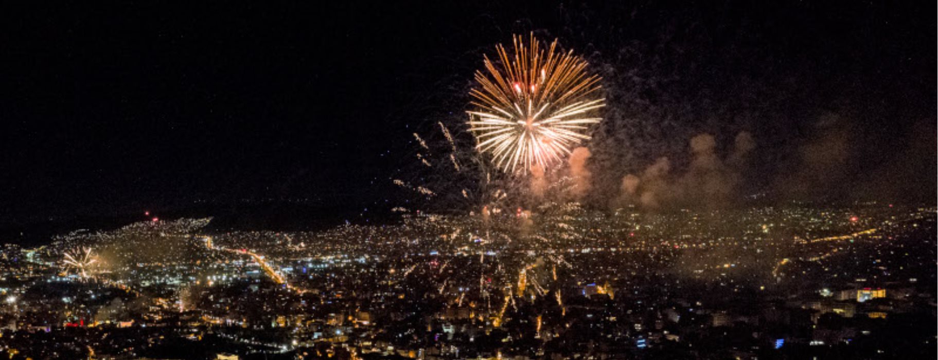 Πρωτοχρονιά: Έγινε η νύχτα μέρα από τα πυροτεχνήματα Πώς υποδέχθηκε το 2021 η Ελλάδα [Εικόνες - Βίντεο]