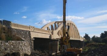 Σε πλήρη εξέλιξη από τη Δ/νση τεχνικών έργων και υποδομών του Δήμου Ρόδου οι εργασίες για την προστασία της παλαιάς – διατηρητέας γέφυρας γαδουρά