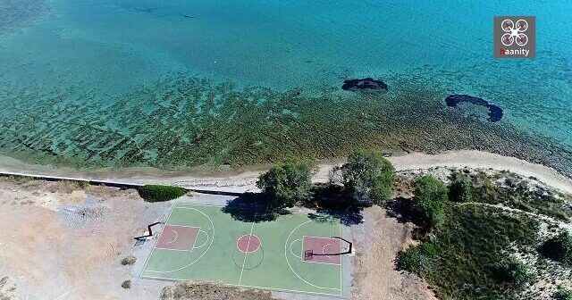 Ένα εξωτικό ελληνικό γήπεδο μπάσκετ με εκπληκτική θέα!
