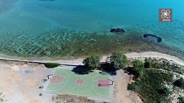 Ένα εξωτικό ελληνικό γήπεδο μπάσκετ με εκπληκτική θέα!