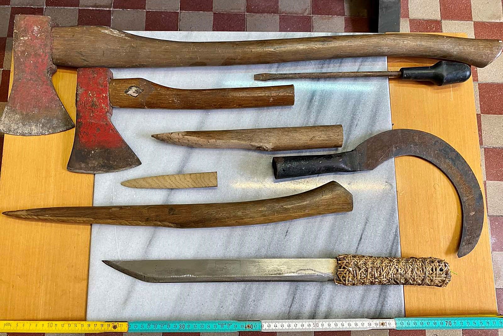 Κατασχέθηκαν-2-τσεκούρια-δρεπάνι-αυτοσχέδια-αιχμηρά-αντικείμενα-όπλα-και-το-μαχαίρι