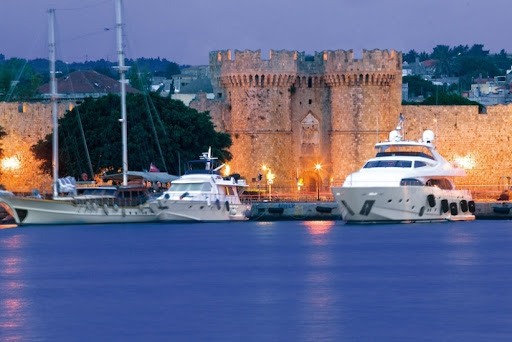 CHECK24 Διπλασιασμός των κρατήσεων για Κρήτη και Ρόδο στη γερμανική αγορά