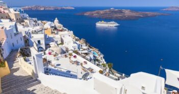 Daily Mail: Στην πράσινη λίστα η Ελλάδα για τους Βρετανούς τουρίστες από τις 19 Ιουλίου