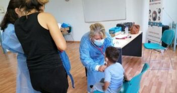 Παιδιατρική εξέταση και εμβολιασμός παιδιών Ρομά στη Ρόδο