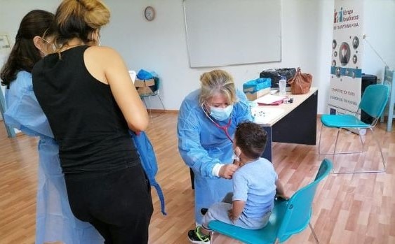Παιδιατρική εξέταση και εμβολιασμός παιδιών Ρομά στη Ρόδο