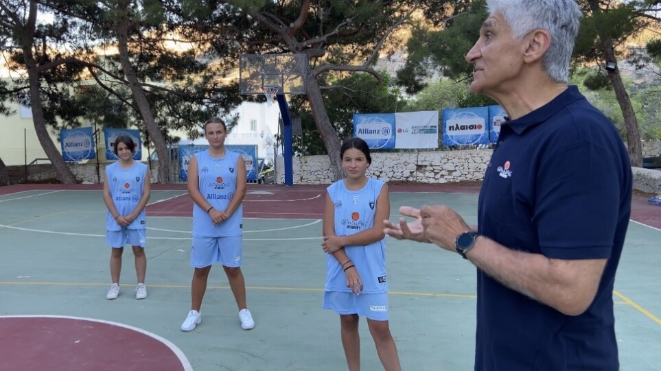Τήλος: Ο Παναγιώτης Γιαννάκης μαθαίνει στους νεαρούς αθλητές τα «μυστικά» του μπάσκετ