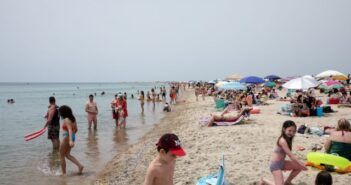 ΑΠΘ: Υπερδιασπορά του κοροναϊού τα Σαββατοκύριακα στις παραλίες