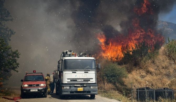 Φωτιά στη Ρόδο: Μάχη με τις αναζωπυρώσεις δίνουν πυροσβέστες και εθελοντές