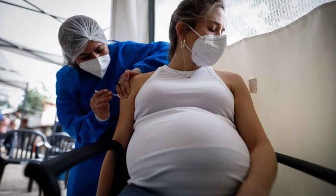 CDC: Ασφαλή για τις εγκύους τα εμβόλια Pfizer και Moderna Δεν αυξάνουν τον κίνδυνο αποβολής