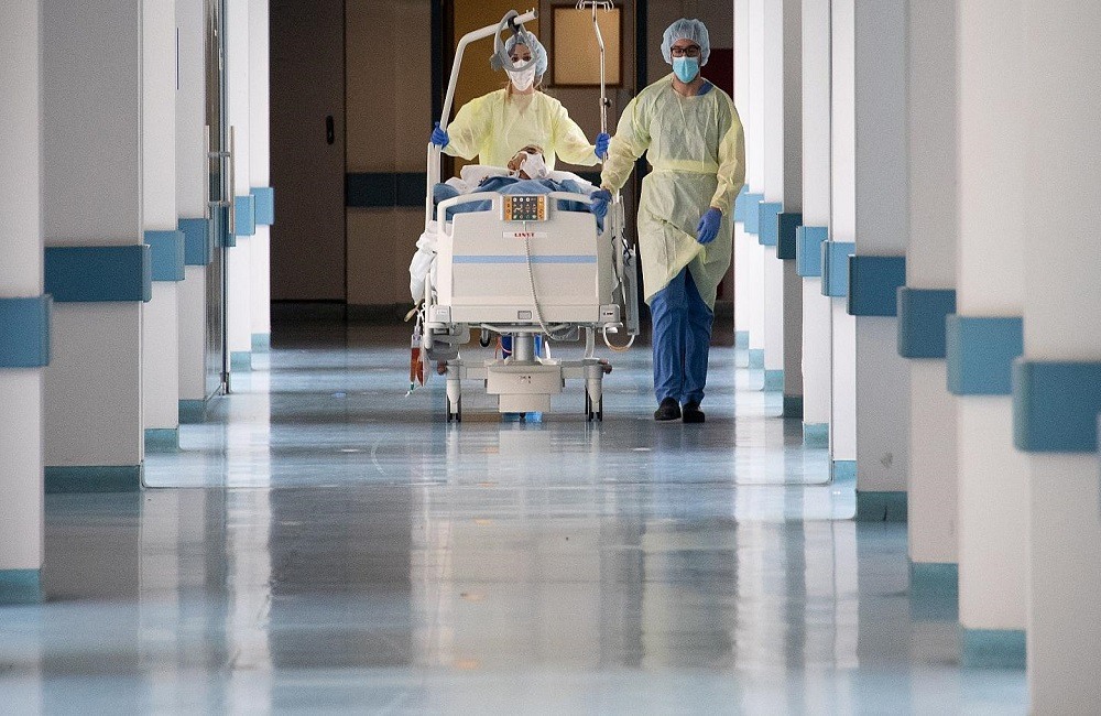Δημοσιογράφος του ΣΚΑΪ με κορωνοϊό στέλνει μήνυμα από το νοσοκομείο: «Εμβολιαστείτε, έφτασα στα πρόθυρα της ΜΕΘ»