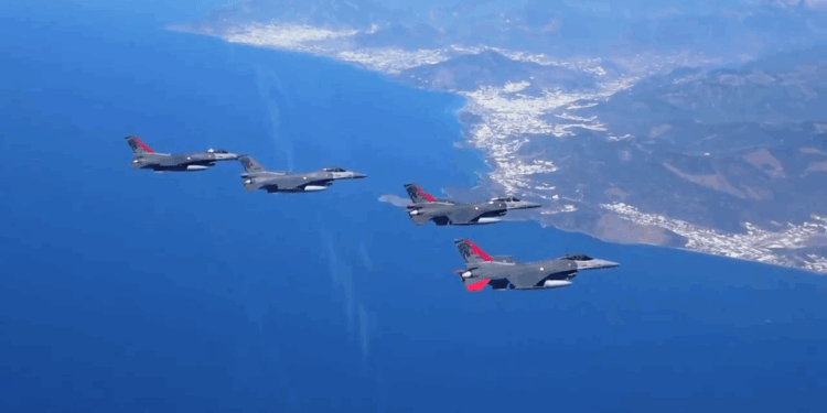 Τεράστια τουρκική πρόκληση στο Αιγαίο με 22 F-16 για παραβιάσεις και εικονικές αερομαχίες
