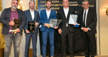 Χρυσοί Σκούφοι 2021: Βραβεύθηκαν τα καλύτερα εστιατόρια της χώρας -17 βραβεία σε εστιατόρια των Κυκλάδων και της Δωδεκανήσου.