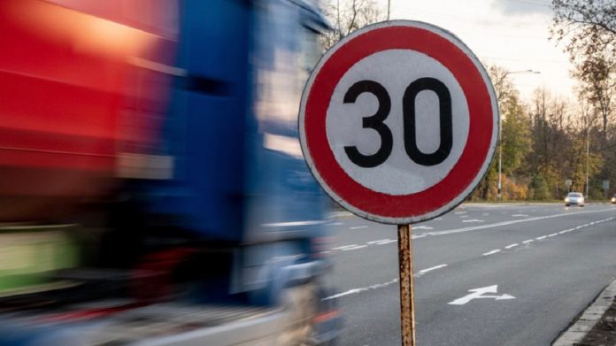 Α ΕΛΜΕ ΔΩΔΕΚΑΝΗΣΟΥ: 30 χιλ/ωρα το ανώτατο όριο ταχύτητας σε οδούς πλησίον των σχολικών συγκροτημάτων