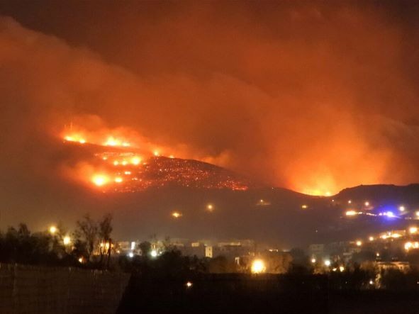 Φωτιά στην Τήνο Ορατές από τη Σύρο οι φλόγες