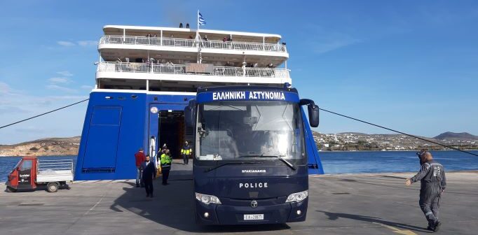 Κ.Μπιζάς -Πάρος - Ναυάγιο : Με το "Blue Star Naxos" έφυγαν οι 63 μετανάστες