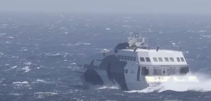 Φολέγανδρος : Πλοίο παλεύει με τα κύματα Βίντεο που κόβει την ανάσα