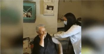 Εμβολιάστηκε η κυρά Ρηνιώ, η μοναδική κάτοικος της Κινάρου