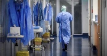 Μετάλλαξη Όμικρον: Αδειάζουν νοσοκομεία και δημόσιες υπηρεσίες από τα κρούσματα