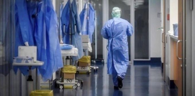 Μετάλλαξη Όμικρον: Αδειάζουν νοσοκομεία και δημόσιες υπηρεσίες από τα κρούσματα