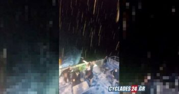 Κυκλάδες: Έπαιζαν χιονοπόλεμο στο πλοίο, ενώ ταξίδευαν!