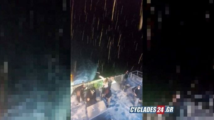Κυκλάδες: Έπαιζαν χιονοπόλεμο στο πλοίο, ενώ ταξίδευαν!