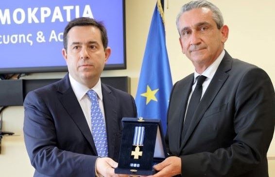 Απονομή Διαμνημόνευσης Μεταναστευτικής Αρωγής Β’ Τάξης από τον Υπουργό Μετανάστευσης και Ασύλου κ. Νότη Μηταράκη στον Περιφερειάρχη Νοτίου Αιγαίου, κ. Χατζημάρκο