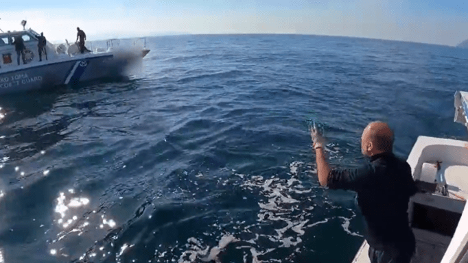 Προκλητικό επεισόδιο στο Αιγαίο από Τούρκους ψαράδες - Ένταση με το Λιμενικό (βίντεο)