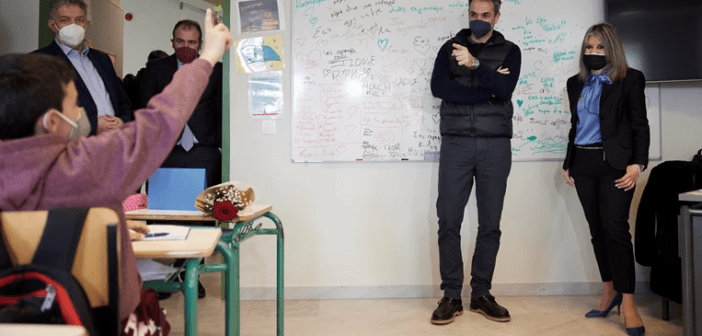 Μητσοτάκης σε δημοτικό σχολείο της Σύρου: Σύντομα θα απαλλαγούμε από τις μάσκες εντός της τάξης