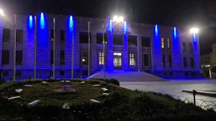 Ο Δήμος Ρόδου φωτίζει μπλε το Δημαρχείο για τα παιδιά με σοβαρές ασθένειες