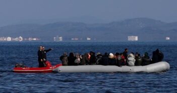 Σκάφος με μετανάστες προσπάθησε να εμβολίσει σκάφος του λιμενικού  Έπεσαν προειδοποιητικά πυρά