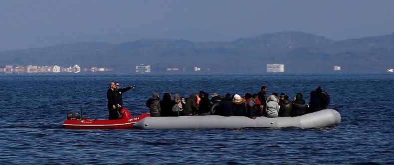Σκάφος με μετανάστες προσπάθησε να εμβολίσει σκάφος του λιμενικού  Έπεσαν προειδοποιητικά πυρά