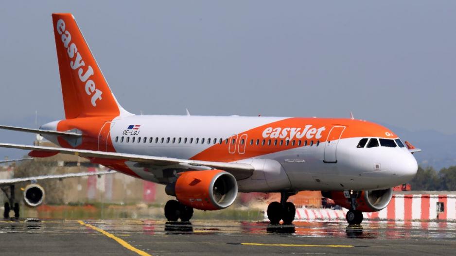 EasyJet: Πάνω από 200 πτήσεις ακυρώθηκαν λόγω βλάβης ΙΤ Επηρεάστηκαν δρομολόγια προς Ρόδο, Σαντορίνη, Μύκονο