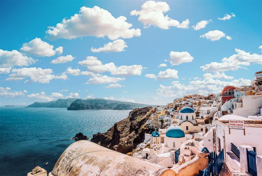 Τα ελληνικά νησιά που «έσπασαν» τα ρεκόρ σε αφίξεις και κρατήσεις