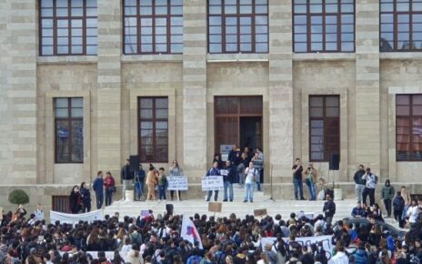 Μεγάλη συμμετοχή μαθητών στην πορεία για την τραγωδία στα Τέμπη