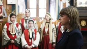 H Πρόεδρος της Δημοκρατίας Κατερίνα Σακελλαροπούλου στη Δοξολογία στον Ι. Ν. Γενέσιου Θεοτόκου Ποταμιτίσσης στη Νίσυρο.