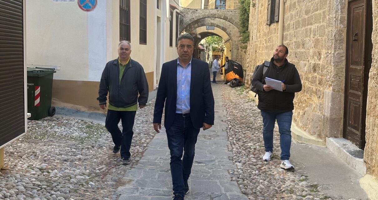Στ.Δράκος: "Κατασκευάστηκε το δίκτυο ΑμΕΑ στην οδό Ιπποδάμου Μεσαιωνικής πόλης"