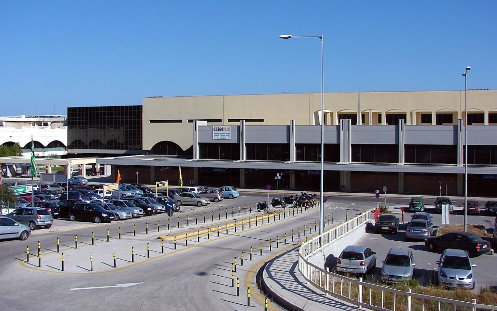 Τουρίστρια πέθανε στο αεροδρόμιο της Ρόδου – Λιποθύμησε στο πάρκινγκ