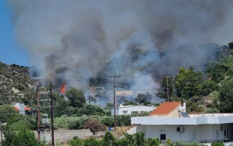 Ρόδος: Φωτιά κοντά σε κατοικημένη περιοχή στην Κρεμαστή Κινητοποιήθηκαν και εναέρια μέσα