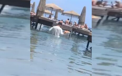 Ρόδος: Πρόστιμα στο beach bar όπου ο σερβιτόρος έφερνε τις παραγγελίες σχεδόν κολυμπώντα