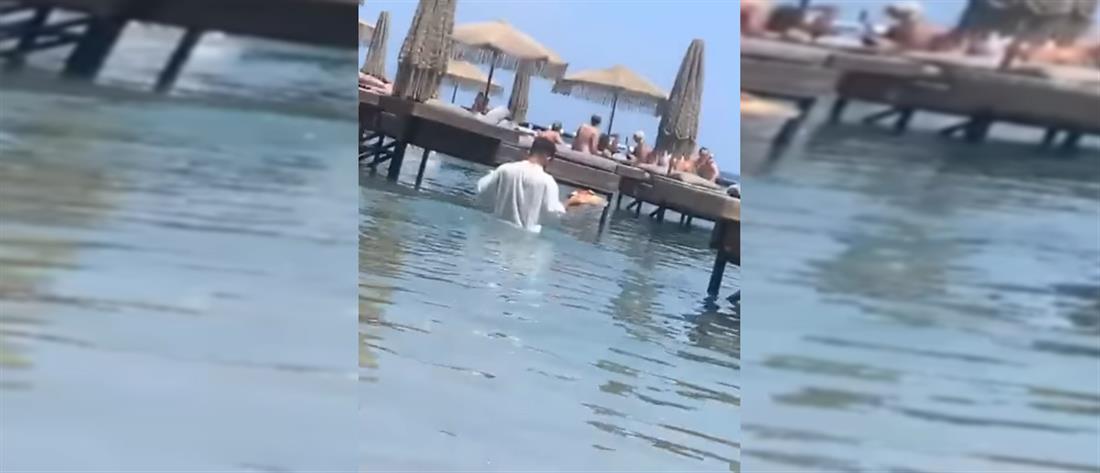 Ρόδος: Πρόστιμα στο beach bar όπου ο σερβιτόρος έφερνε τις παραγγελίες σχεδόν κολυμπώντα