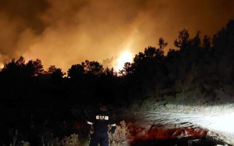 Φωτιά στη Ρόδο: Συνεχείς οι αναζωπυρώσεις στο μέτωπο από Απόλλωνα έως Λάερμα