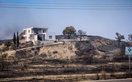 Φωτιά στη Ρόδο: Αίρεται ο κίνδυνος για 9 οικισμούς