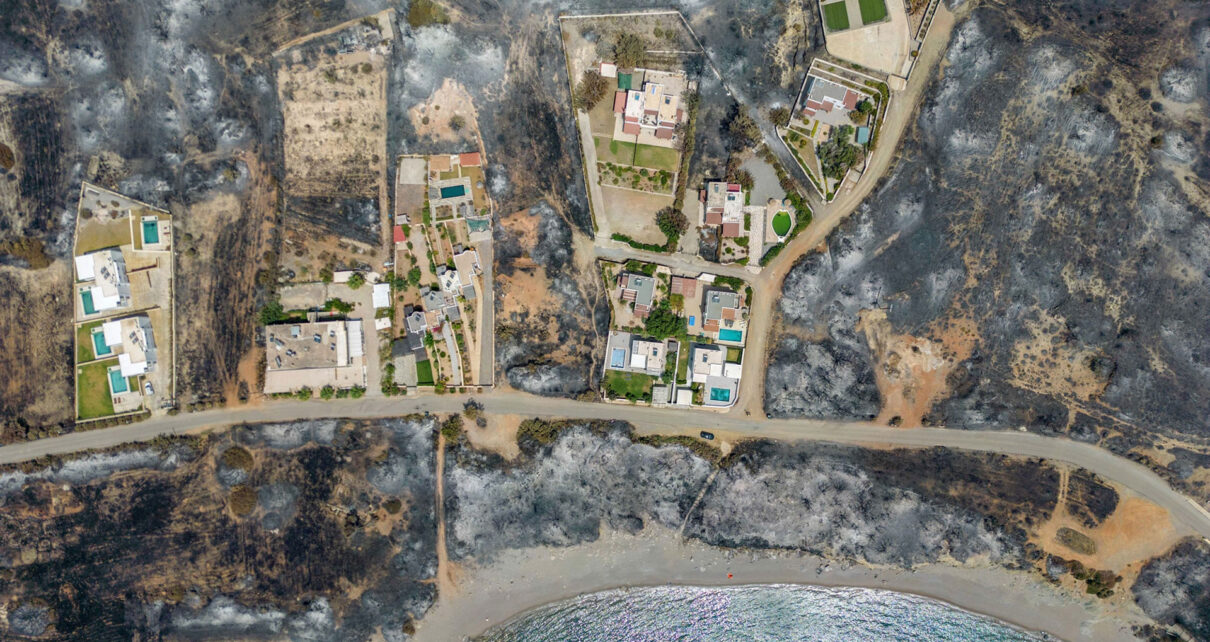 Αεροφωτογραφία καμένης περιοχής στη Ρόδο με τουριστικές μονάδες που σώθηκαν την τελευταία στιγμή