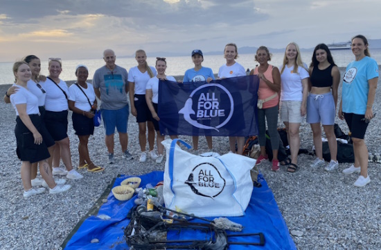 Aurinkomatkat: Καθαρισμός του βορειοδυτικού τμήματος της ακτής της Ρόδου με τη βοήθεια τουριστών