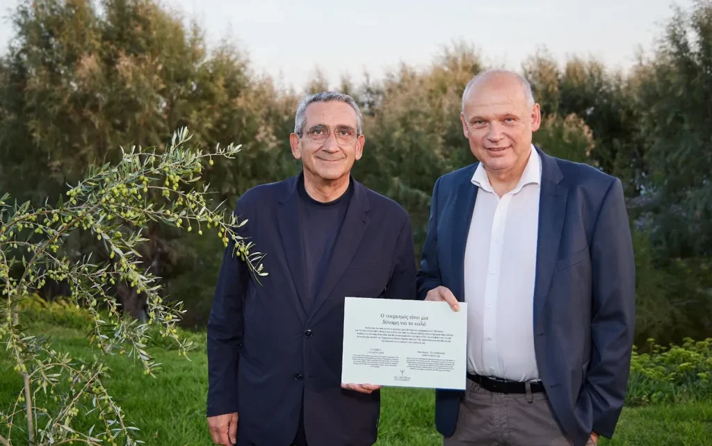 Ο περιφερειάρχης Νοτίου Αιγαίου, Γιώργος Χατζημάρκος και ο διευθύνων σύμβουλος του Ομίλου TUI Sebastian Ebel, ανακοίνωσαν το TUI Forest Rhodes στο Διεθνές Συνέδριο Διαχείρισης του Ομίλου TUI.