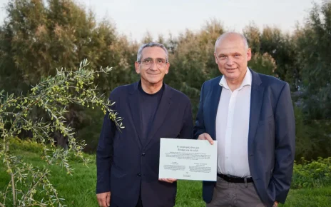 Ο περιφερειάρχης Νοτίου Αιγαίου, Γιώργος Χατζημάρκος και ο διευθύνων σύμβουλος του Ομίλου TUI Sebastian Ebel, ανακοίνωσαν το TUI Forest Rhodes στο Διεθνές Συνέδριο Διαχείρισης του Ομίλου TUI.