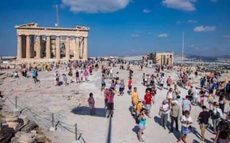 Ρεκόρ όλων των εποχών για την Ελλάδα με 2 εκατομμύρια αφίξεις τουριστών τον Οκτώβριο