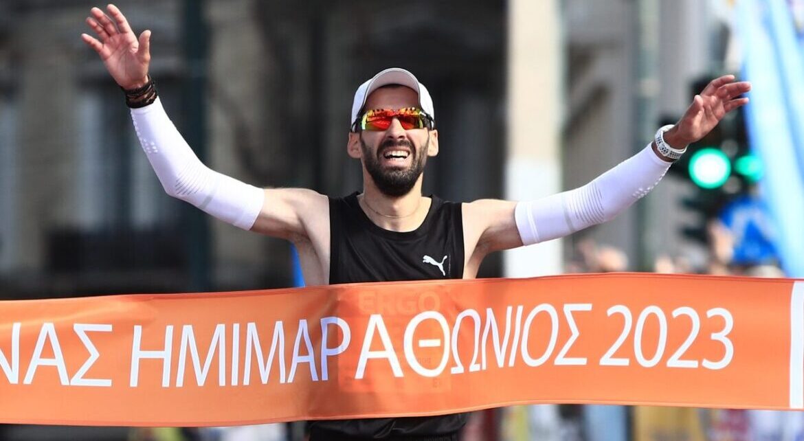Στη Ρόδο ο αθλητής Π.Καραΐσκος, για την φωταγώγηση του Xριστουγεννιάτικου δέντρου του ξενώνα του ΓΝΡ