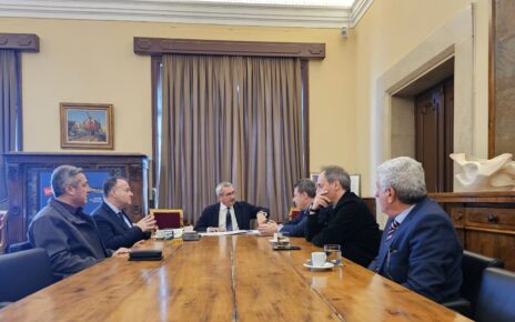 Σύσκεψη εργασίας στην Περιφέρεια για το Ακτινοθεραπευτικό